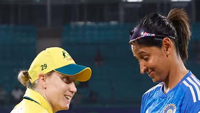 Australia captain Alyssa Healy (L) and India skipper Harmanpreet Kaur (). (Photo:)