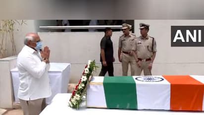 Gujarat Chief Minister Bhupendra Patel laid a wreath and paid his last respects to former Chief Minister Vijay Rupani (Photo/ANI)