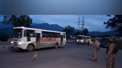 Amarnath Yatris resume their pilgrimage (Photo/ANI)