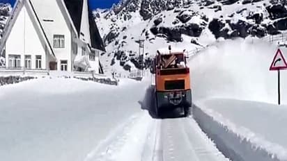 Border Roads Organisation (BRO) clearing the thick layer of snow from Sherathang of Nathu La (File Photo/ANI)