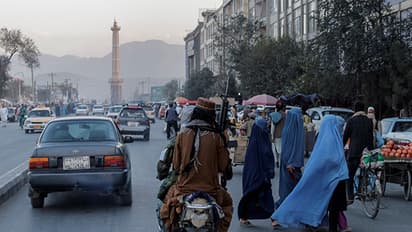 Afghan women walk past Taliban patrol in Kabul as UN warns of rising ISIS-K threat and renewed terror risks (Photo/Reuters)