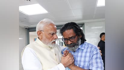 PM Modi with Jharkand Chief Minister Hemant Soren at Sir Ganga Ram hospital (Photo/@narendramodi)