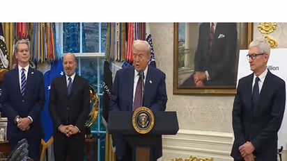 Donald Trump and Apple CEO Tim Cook at right side (Photo/White House)