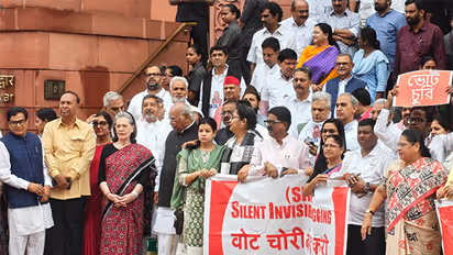 ইন্ডিয়া জোটের সাংসদদের গায়ে '১২৪ নট আউট' টি-শার্ট, অভিনব প্রতিবাদে উত্তাল সংসদ