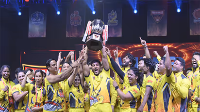 Kiraak Hyderabad lifts trophy after winning Season 2 (Photo: Pro Panja League)