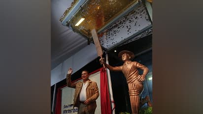 Sunil Gavaskar with his statue. (Photo- MCA)