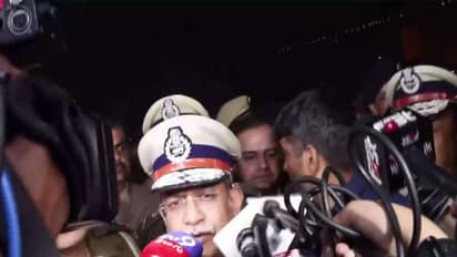 Delhi Police Commissioner said Explosion in vehicle stopped at signal Red Fort