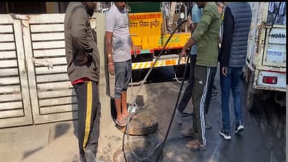 Indore Municipal Corporation workers cleaning the pipelines (Photo/ANI)