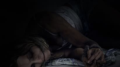 காதல் கணவரின் தாயார் கடத்தல்.. சரமாரியாக தாக்கி தப்பி ஓடிய பெண் வீட்டார்!!