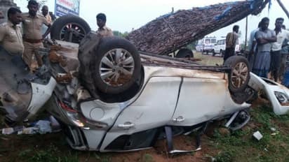 அப்பளமாக நொறுங்கிய மாருதி எர்டிகா..! முன்னாள் அமைச்சர் கோகுல இந்திராவின் அண்ணன் கார் விபத்தில் மரணம்..!