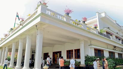 ప్రగతి భవన్ ముందు ఓ వ్యక్తి హల్చల్.. ఒంటిపై పెట్రోల్ పోసుకుని ఆత్మహత్యాయత్నం