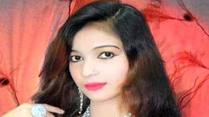 എഴുന്നേറ്റ് നിന്ന് പാടാന് വിസമ്മതിച്ചതിന് ഗര്ഭിണിയായ ഗായികയെ വെടിവെച്ചുകൊന്നു