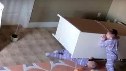 അലമാരയ്ക്ക് അടിയില് പെട്ട അനിയനെ രക്ഷിക്കുന്ന കൊച്ചുമിടുക്കന്