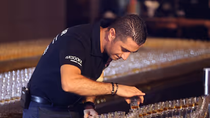 ഡൊമിനോഡ്രോപ്പ് ഷോട്ടില് ഗിന്നസ് റെക്കോഡ് തീര്ത്ത് ദുബായ്