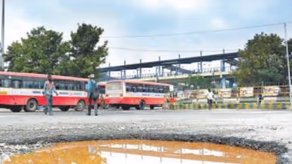 ಬೆಂಗ್ಳೂರಿನ ರಸ್ತೆಗುಂಡಿ ಮುಚ್ಚೋರು ಯಾರು?: ಜನರ ಜೀವಕ್ಕೆ ಬೆಲೆನೇ ಇಲ್ವಾ?