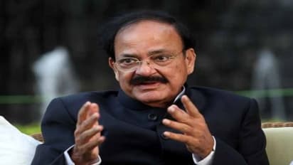 ఫిరాయింపు ఎమ్మెల్యేలపై చర్యలు తీసుకోవాలి.. వెంకయ్యనాయుడు