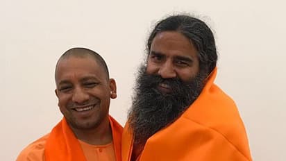 ಬಾಬಾ ರಾಮ್ ದೇವ್ ಜೊತೆ ಸೇರಿ ಯೋಗಿ ಆದಿತ್ಯನಾಥ್ ಯೋಗಾಭ್ಯಾಸ