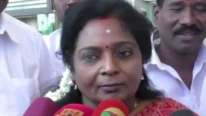 "அதிமுக அணிகள் இணைந்தால் இரட்டை இலை கிடைக்கும்" - பொடி வைத்து பேசிய தமிழிசை!!