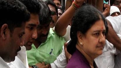 சசி குடும்பத்தை அரசியலை விட்டே விரட்டத்தான் இந்த சர்ஜிகல் ரெய்டு! ஆப்ரேஷனை கச்சிதமாக முடித்த மேலிடம்!