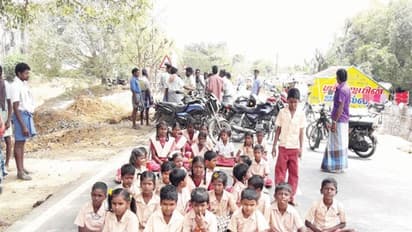 தனியார் பள்ளிக் கூடத்தை அரசே ஏற்று நடத்த வேண்டும் - சாலை மறியலில் ஈடுபட்ட மாணவ - மாணவிகள்...