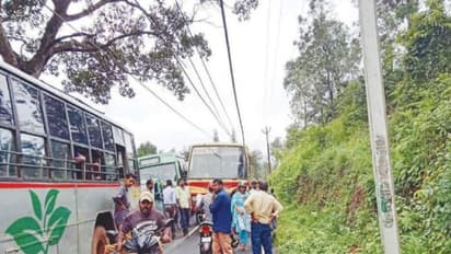நடுரோட்டில் மின்கம்பியை உரசி நின்ற அரசு பேருந்து; பேராபத்தில் பயணிகள்... எப்படி தப்பிச்சாங்க தெரியுமா?