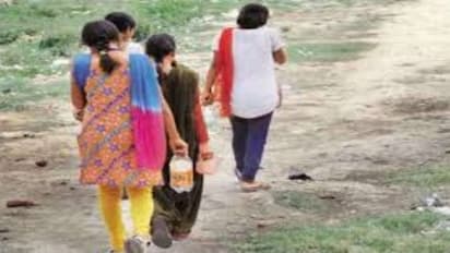 கழிப்பறை கட்ட காசு இல்லையா? மனைவியை விற்றுவிடு….கலெக்டர் பேச்சால் சர்ச்சை