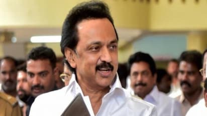 மதவாதக் கண்ணாடிகள் அணிந்து பார்க்கும் வழக்கத்தை கைவிடுங்க. டெல்லி பல்கலையை டார் டாராக கிழித்த ஸ்டாலின்.