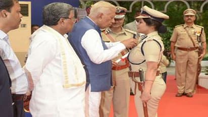 ರಾಜಭವನದಲ್ಲಿ ಐಜಿ ಡಿ. ರೂಪಾಗೆ ರಾಷ್ಟ್ರಪತಿಗಳ ಪದಕ ಪ್ರದಾನ