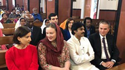 చర్చిలో ప్రార్ధనకు హాజరైన పవన్