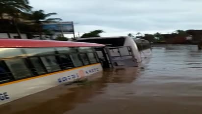 ಸಿಲಿಕಾನ್ ಸಿಟಿಯಲ್ಲಿ ವರುಣದ ಅಬ್ಬರಕ್ಕೆ ತತ್ತರಿಸಿದ ಜನಜೀವನ