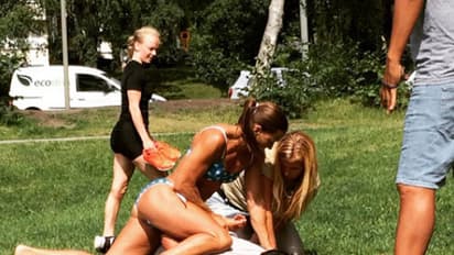 ബിക്കിനിയിട്ട ഒരു യുവതി യുവാവിനെ കീഴ്പ്പെടുത്തുന്ന ചിത്രത്തിന്‍റെ രഹസ്യം