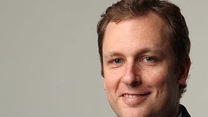 വാര്ത്ത അവതാരകന്റെ 'കൈക്രിയ' ലൈവില്; പിന്നെ വൈറലായി