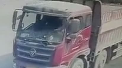 ട്രക്കിനടിയിൽപെട്ട യുവതിയുടെ അതിശയകരമായ രക്ഷപ്പെടല്;വീഡിയോ