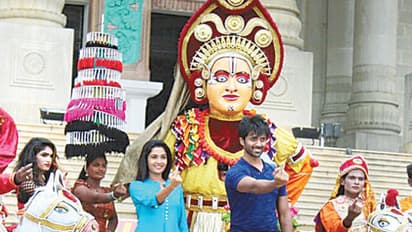 ಮತದಾನದ ಮಹತ್ವ ಸಾರಲು ವಿಧಾನ ಸೌಧದ ಮುಂದೆ ಯೋಗರಾಜ್ ಭಟ್ಟರ ಹಾಡು