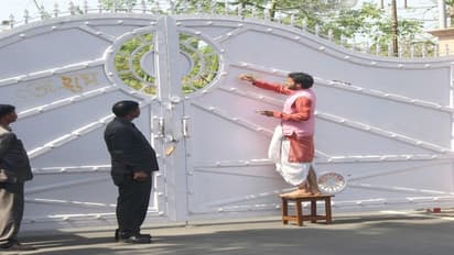 ஹோமம், பூஜை செய்தால்தான் அரசு இல்லத்துக்கு செல்வேன் - ‘அடம்பிடிக்கும்’ முதல்வர் ஆதித்யநாத்