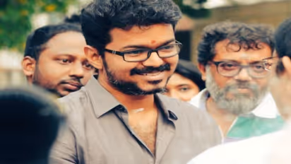 தளபதி விஜய் கைதட்டி பாராட்டியது இவரையா?: கோடம்பாக்க தாறுமாறு ..!