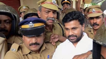 தந்தையின் நினைவு தின சடங்கில் பங்கேற்க 2 மணி நேர பரோலில் வந்தார் நடிகர் திலீப்…