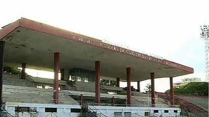 കോടികള് ചെലവിട്ട് നിര്മിച്ച മഹാരാജാസ് കോളേജ് സ്റ്റേഡിയം തകര്ച്ചയുടെ വക്കില്