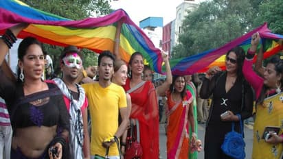 சென்னையில் கூடி கும்மாளமிட்ட ஓரினச் சேர்க்கையாளர்கள்…. பேரணி நடத்தி அசத்திய திருநங்கைகள் !!