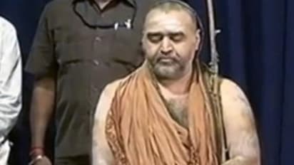 തമിഴ് ഗീതത്തെ ആലപിച്ചപ്പോള് ശങ്കരാചാര്യ എഴുന്നേറ്റില്ല; ധ്യാനമെന്ന് വിശദീകരണം