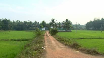 രേഖകള് കൈവശമുണ്ടായിട്ടും വില്ലേജ് ഓഫീസര് ഉള്പ്പെടെ നിരവധി കുടുംബങ്ങള് പുറംപോക്കിലെന്ന് സര്ക്കാര്