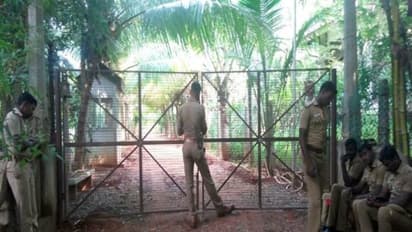 ரெய்டில் சிக்கிய தினகரன் ஆஸ்தான ஜோதிடருக்கு வருமான வரித்துறை சம்மன்