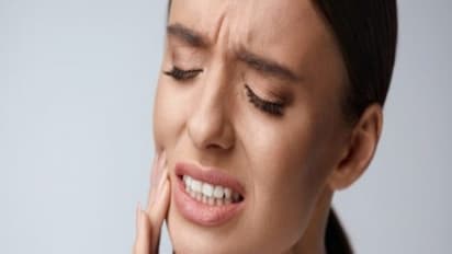பல் வலியை போக்கி பற்களை ஆரோக்கியமாக வைத்துக் கொள்ள உதவும் சூப்பரான டிப்ஸ் இதோ... 
