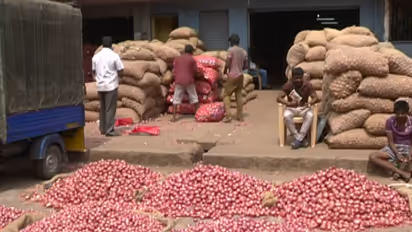 ಈರುಳ್ಳಿ ಬೆಳೆದ ರೈತನ ಕಣ್ಣಲ್ಲಿ ನೀರು!: ಒಂದು ಕೆಜಿ ಈರುಳ್ಳಿಗೆ ಕೇವಲ 1ರೂಪಾಯಿ!