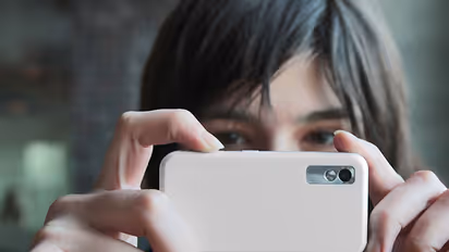 മകളുടെ ഫോട്ടോ എടുക്കുന്നതിനിടെ ആ അമ്മ  ക്യാമറയിലൂടെ കണ്ട ഞെട്ടിക്കുന്ന ദൃശ്യം!