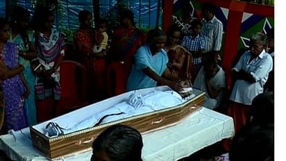 അച്ഛന്റെ മൃതദേഹം വീട്ടില് പൊതുദര്ശനത്തിന് വയ്ക്കാന് പോലുമാകാതെ ഒരു കുടുംബം