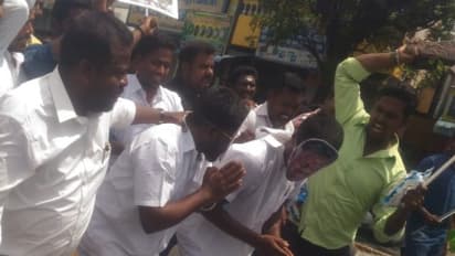 இபிஎஸ், ஓபிஎஸ் முகமூடி அணிந்தவர்களை அடித்து உதைத்து இழுத்துச் சென்று நூதன போராட்டம்...