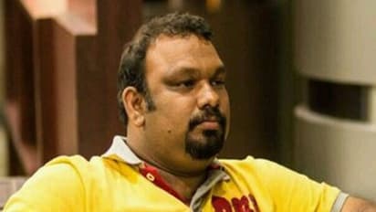 மோசமாக படத்தை விமர்சனம் செய்த நடிகர்... புகைப்படத்தை டாய்லட்டில் ஒட்டி நாறடித்த பவர் ஸ்டார் ரசிகர்கள்..!