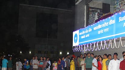 ನೋಟ್ ಬ್ಯಾನ್: ಕಾನೂನು ಬದ್ಧವಾಗಿದೆಯೇ ಎಂದು ಸಾಂವಿಧಾನಿಕ ಪೀಠ ನಿರ್ಧರಿಸಲಿ