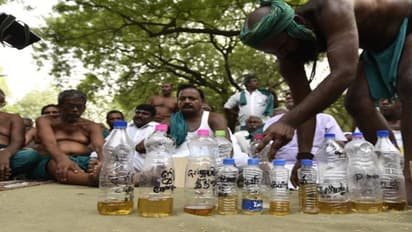 அருவருப்பான போராட்டம் அய்யாக்கண்ணுக்கு அவசியமா? மக்கள் முகம் சுளிக்கும் ஒரு சம்பவம் வேண்டுமா?